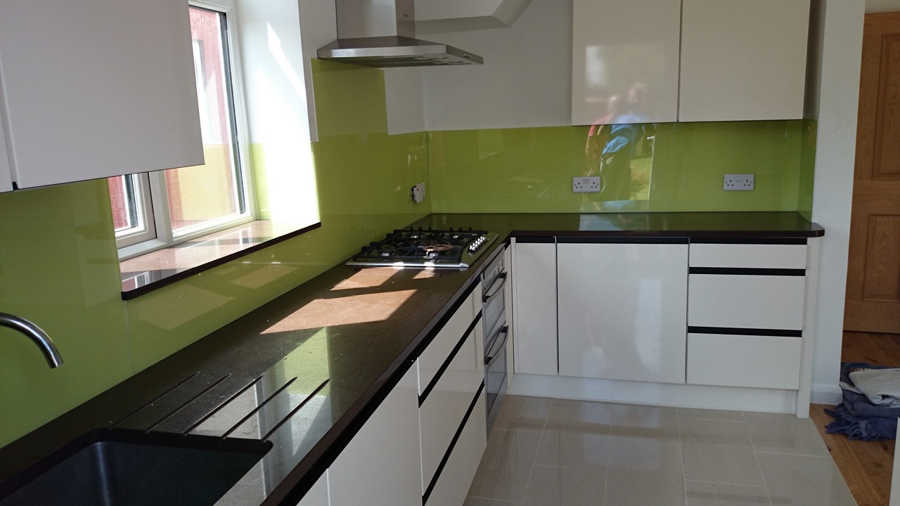 Lime green glass kitchen splashback installed by Walworth glaziers